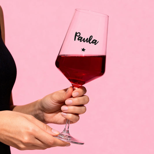 Personalisierte Weinglas-Druckvariante – Name Paula mit Sternmotiv, gehalten in der Hand