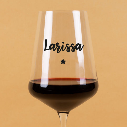 Detailaufnahme des bedruckten Leonardo Weinglases mit Name Larissa und Sternmotiv