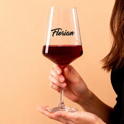 Personalisierbares Weinglas von Leonardo mit Name, Rotwein im Glas, dekorativ präsentiert