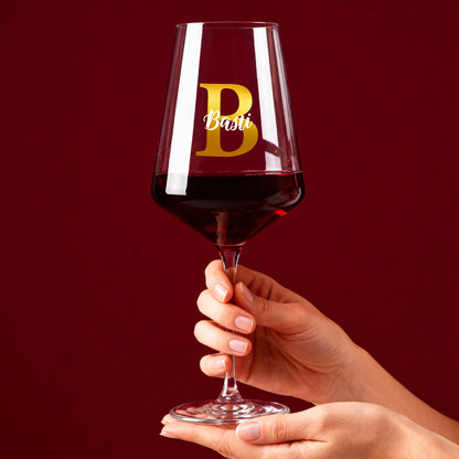 Leonardo Weinglas mit großer goldener Initiale B und Name Basti, personalisiert als Geschenkidee