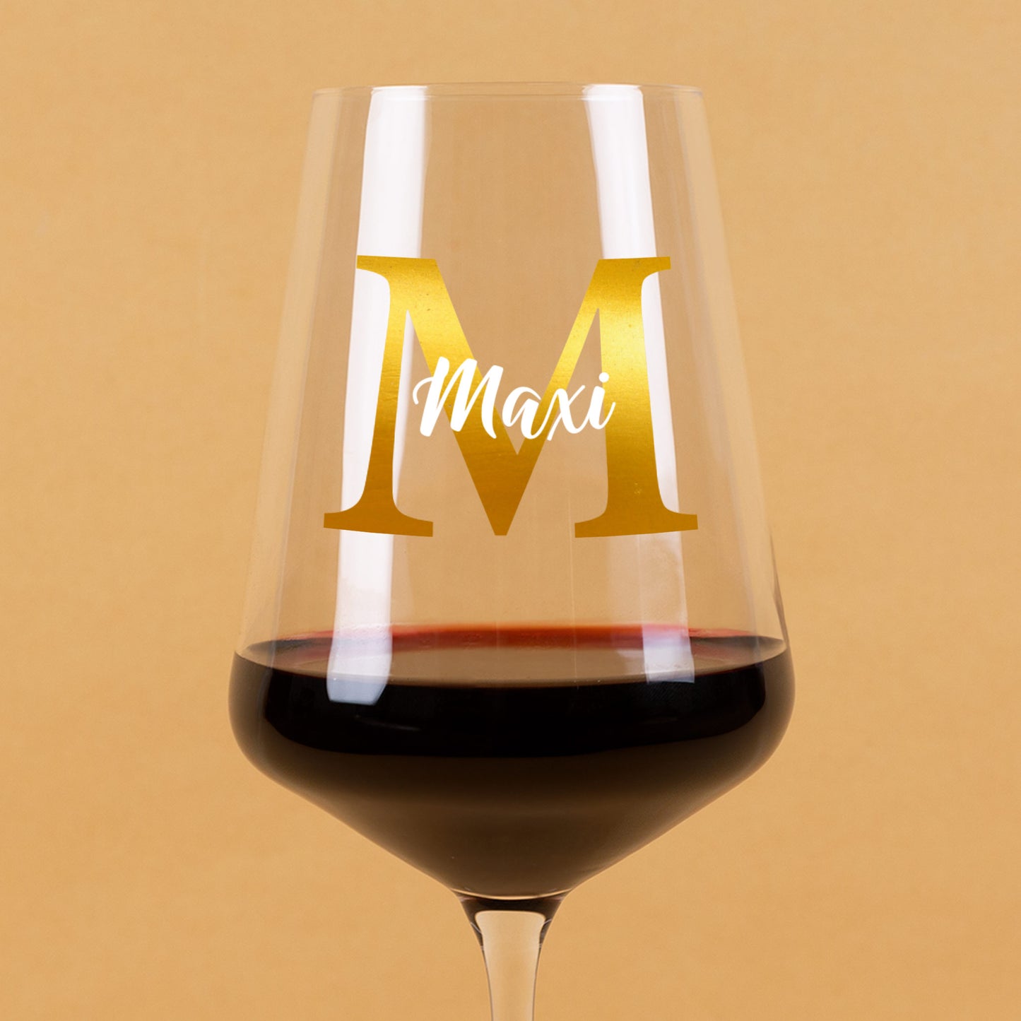 Detailansicht Weinglas mit großer Initiale M in Goldoptik und Name Maxi, hochwertiger Druck