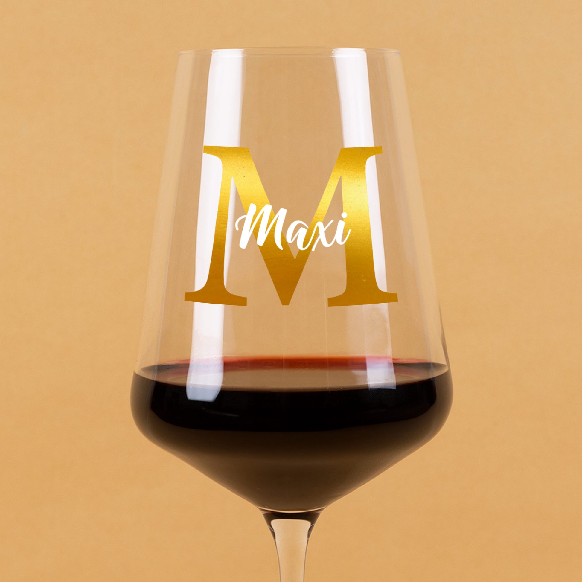 Detailansicht Weinglas mit großer Initiale M in Goldoptik und Name Maxi, hochwertiger Druck