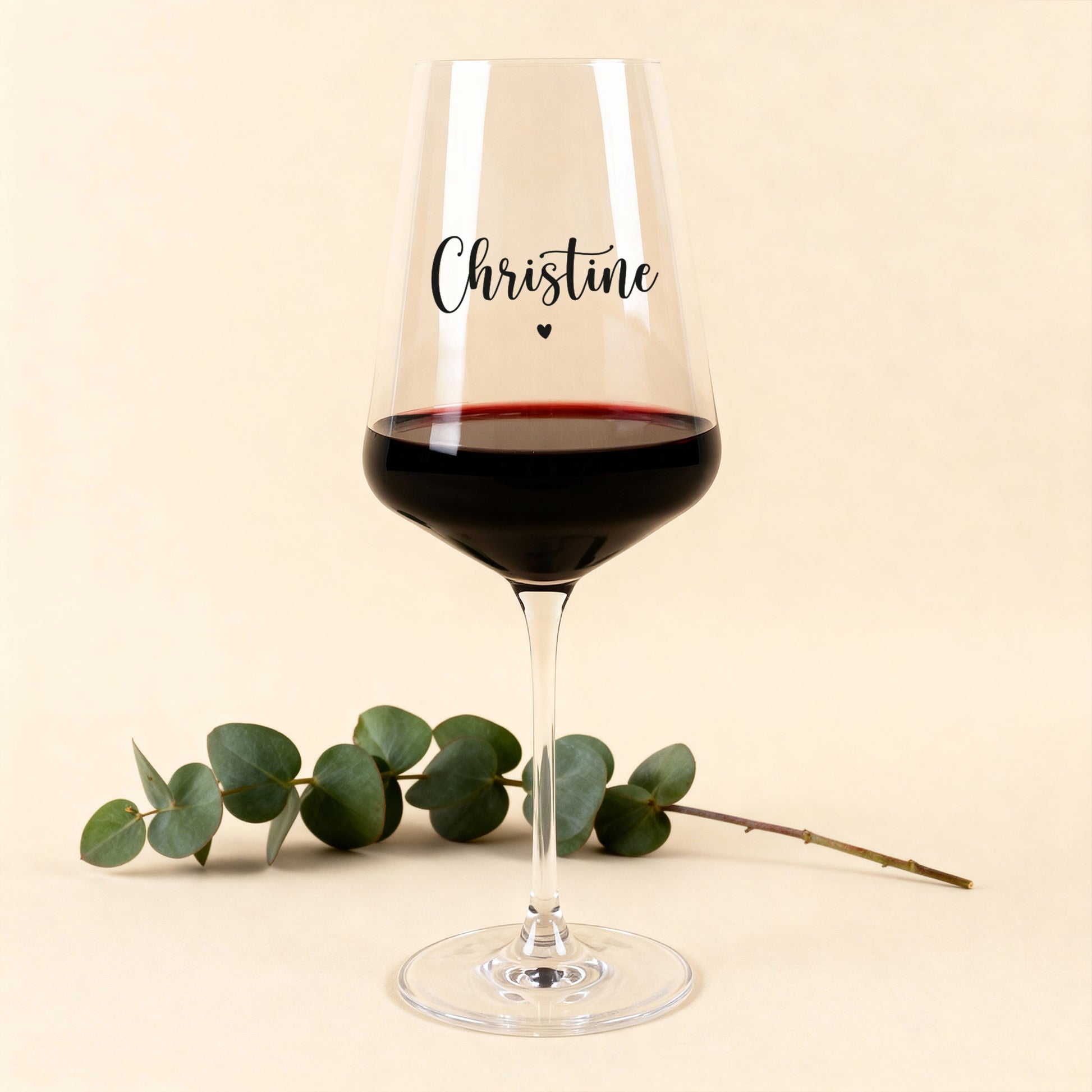 Weinglas von Leonardo mit Namensdruck Christine und kleinem Herz auf hellem Hintergrund