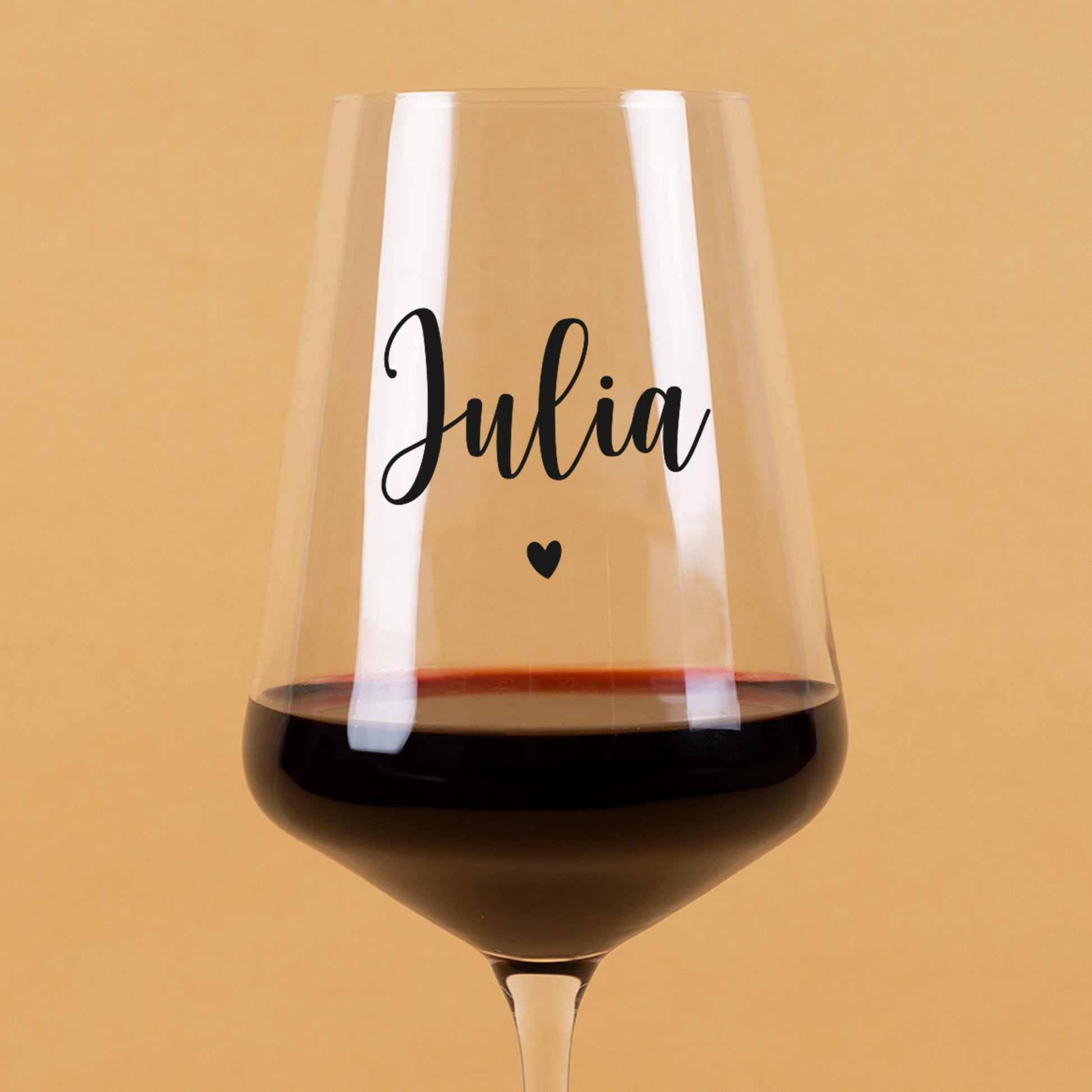 Detailansicht Weinglas mit Name Julia und Herzsymbol, moderner Druck