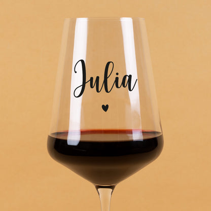 Detailansicht Weinglas mit Name Julia und Herzsymbol, moderner Druck
