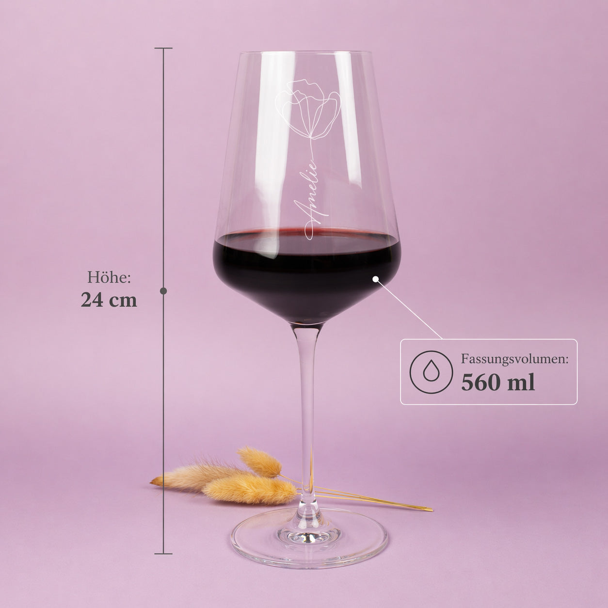 Elegantes Weinglas mit Gravur Name und Blumenmotiv mit Rotwein auf warmem Hintergrund mit Produktinformationen