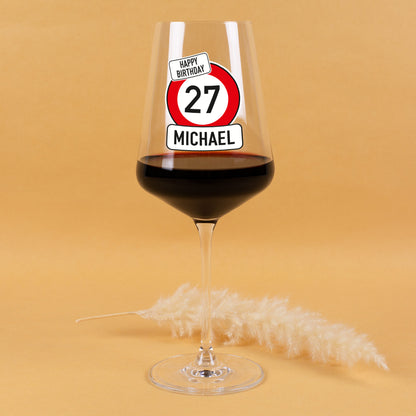 Personalisiertes Leonardo Weinglas zum Geburtstag mit Verkehrszeichen-Design, Alter und Name