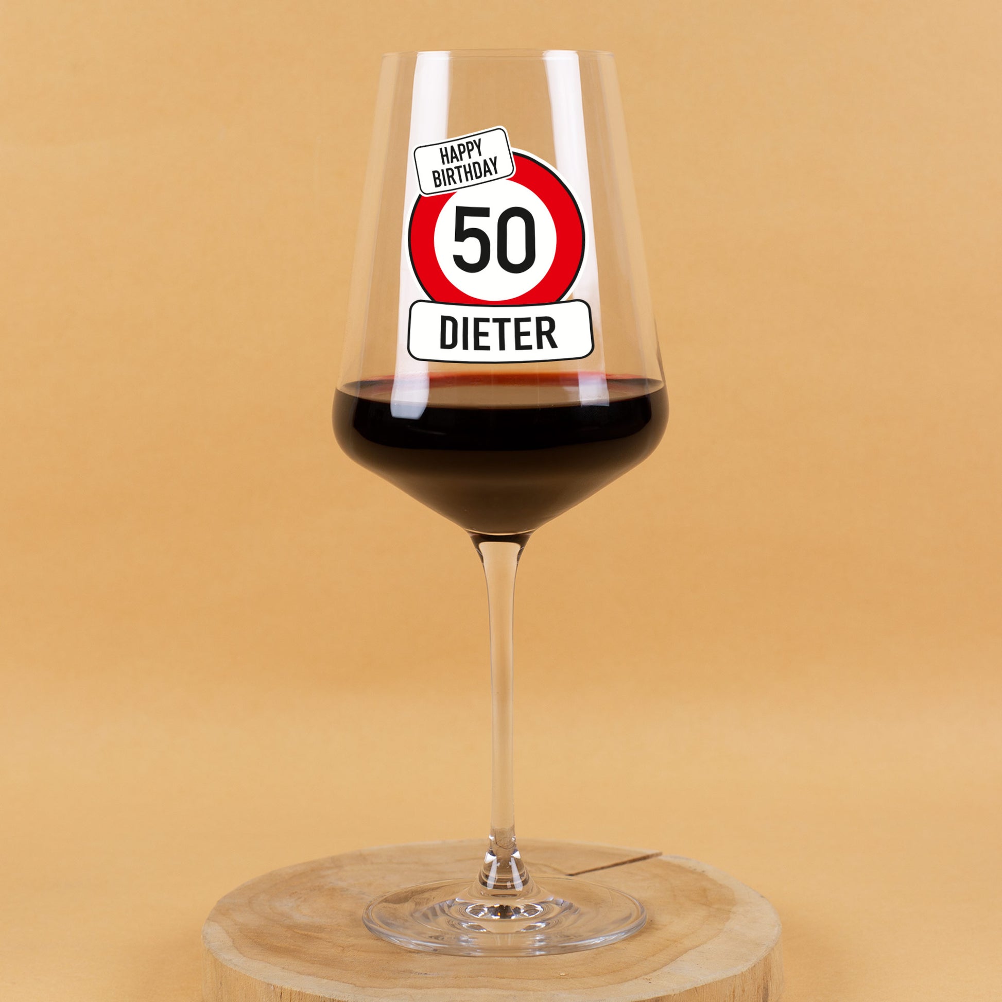 Leonardo Weinglas mit rotem Verkehrszeichenmotiv und Name im unteren Feld