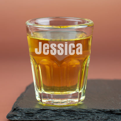 Personalisierbares Leonardo Schnapsglas mit Gravur des Namens Jessica auf dunkler Schieferplatte