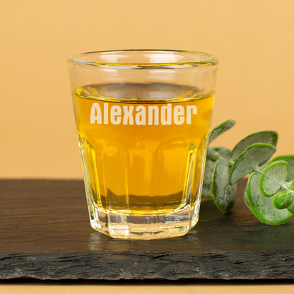 Graviertes Leonardo Stamperglas mit Name Alexander und Eukalyptus-Deko im Hintergrund