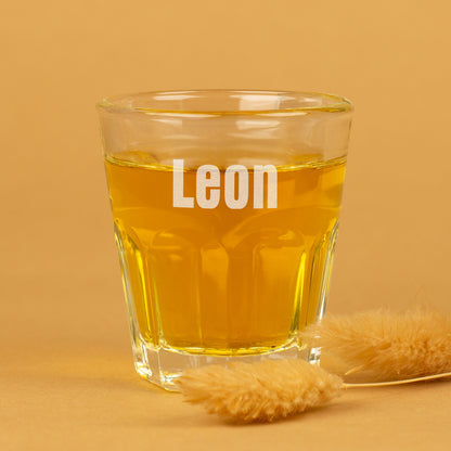Leonardo Schnapsglas mit Namensgravur Leon vor gelbem Hintergrund