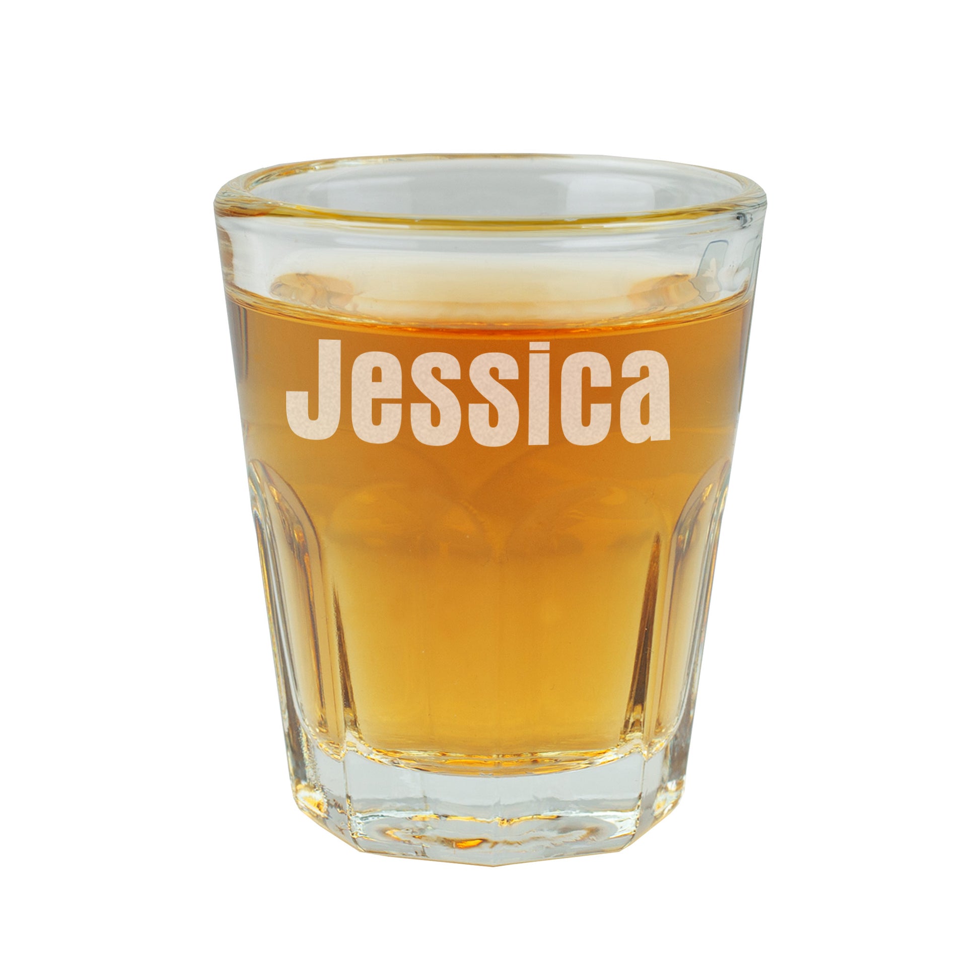 Leonardo Schnapsglas mit individueller Gravur Jessica auf weißem Hintergrund