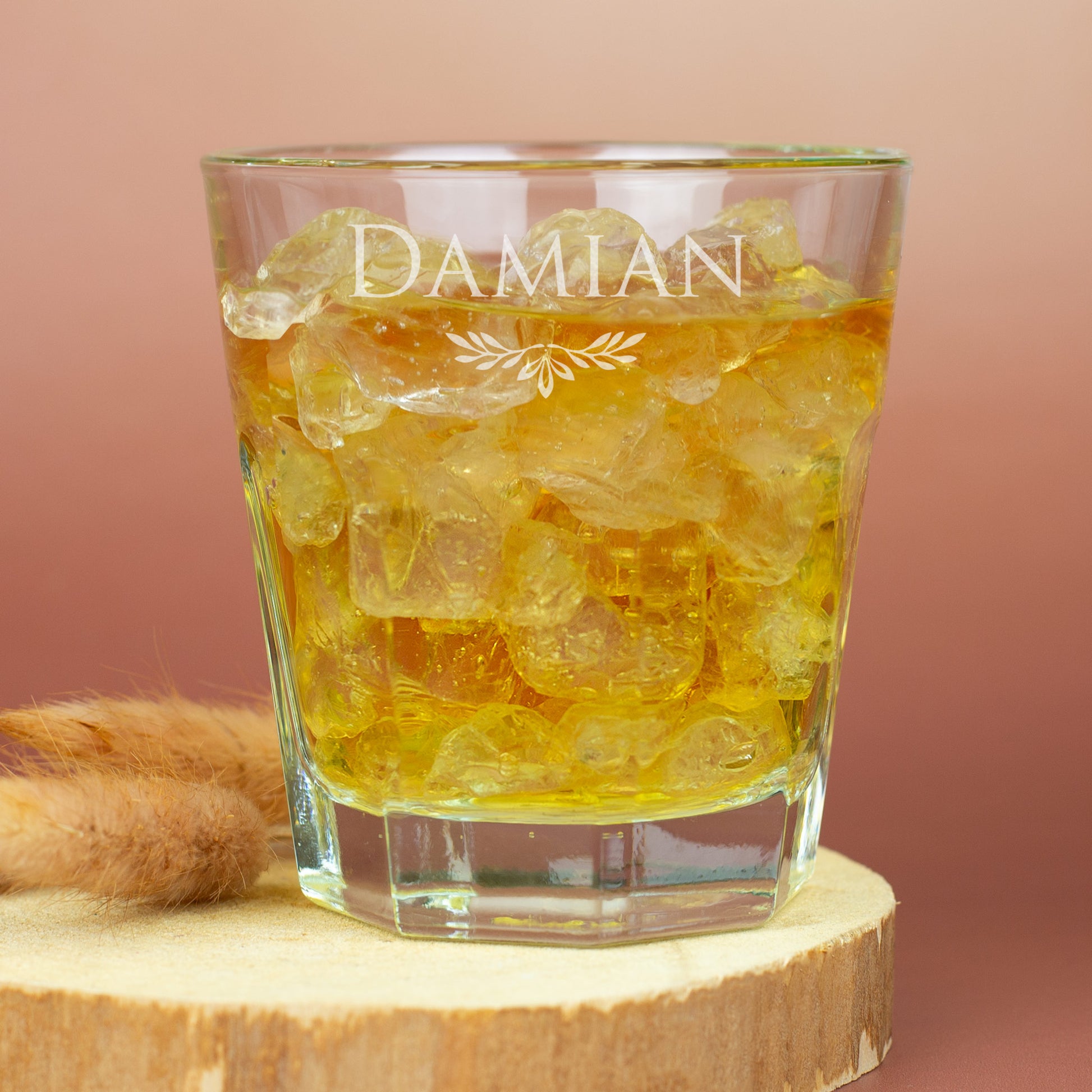 Graviertes Trinkglas von Leonardo mit Namensgravur und Ornamentmotiv, gefüllt mit Getränk auf Holzuntergrund