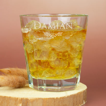 Graviertes Trinkglas von Leonardo mit Namensgravur und Ornamentmotiv, gefüllt mit Getränk auf Holzuntergrund