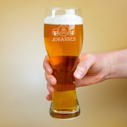 Hand hält graviertes Leonardo-Weizenglas mit Bier, Gravur „Ein Freund guten Bieres“ und Name Johannes.