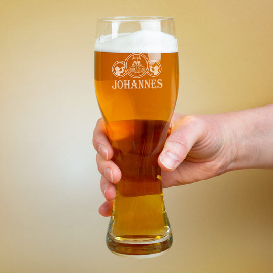 Hand hält graviertes Leonardo-Weizenglas mit Bier, Gravur „Ein Freund guten Bieres“ und Name Johannes.