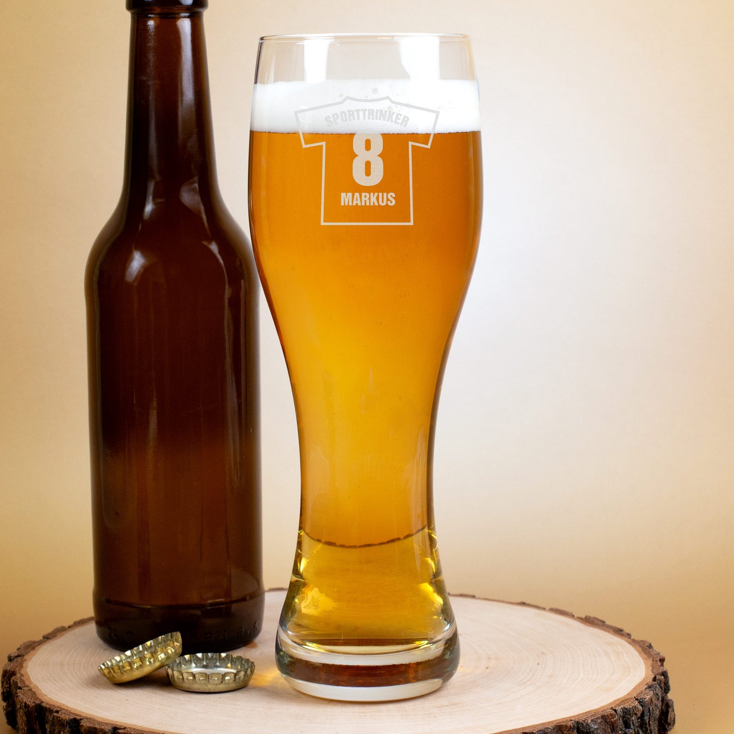 Zwei Personen stoßen mit gravierten Weizengläsern im Trikot-Design an, Namen Justin und Markus