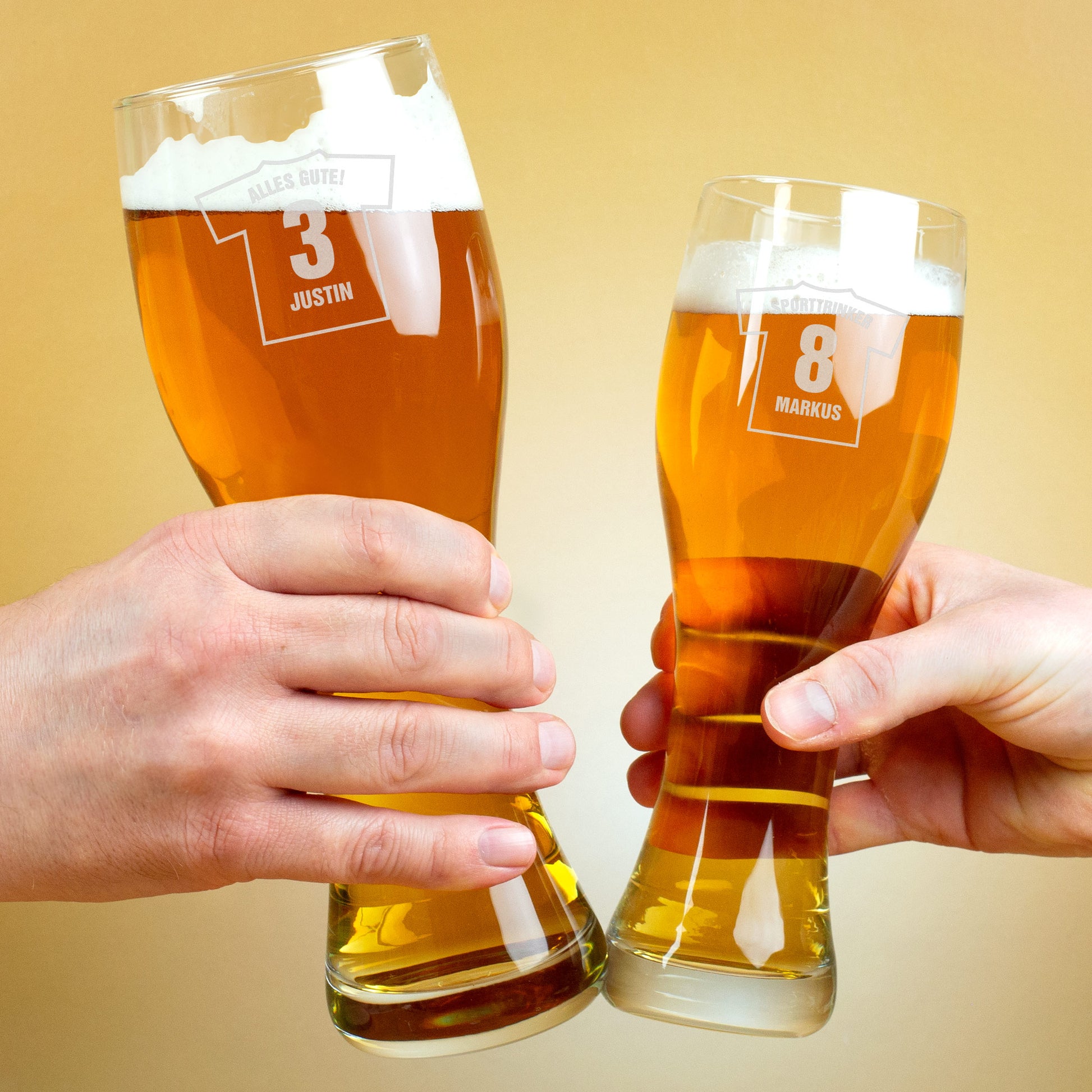 Zwei Leonardo Weizengläser im Vergleich – graviert mit Trikot-Motiv, Zahlen 3 und 8, Namen Justin und Markus