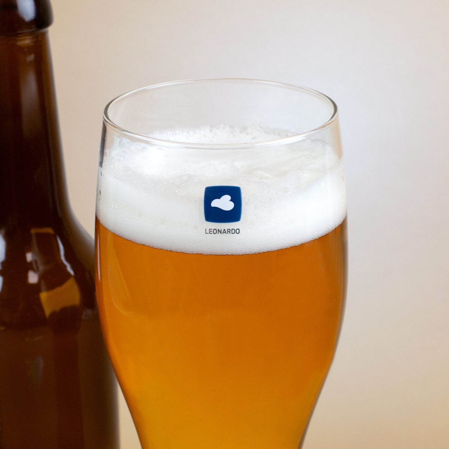 Detailansicht Leonardo-Logo auf graviertem Weizenglas mit Bier
