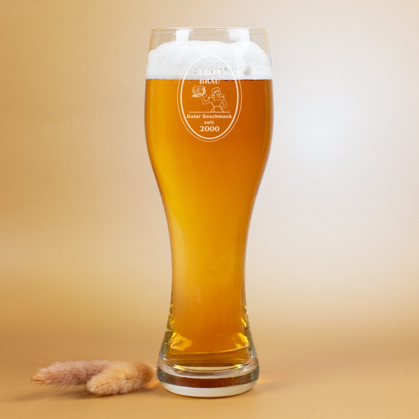 Gefülltes Weizenglas mit Gravur „Bräu – Guter Geschmack seit …“, personalisierbar mit Name und Jahr, auf hellem Hintergrund