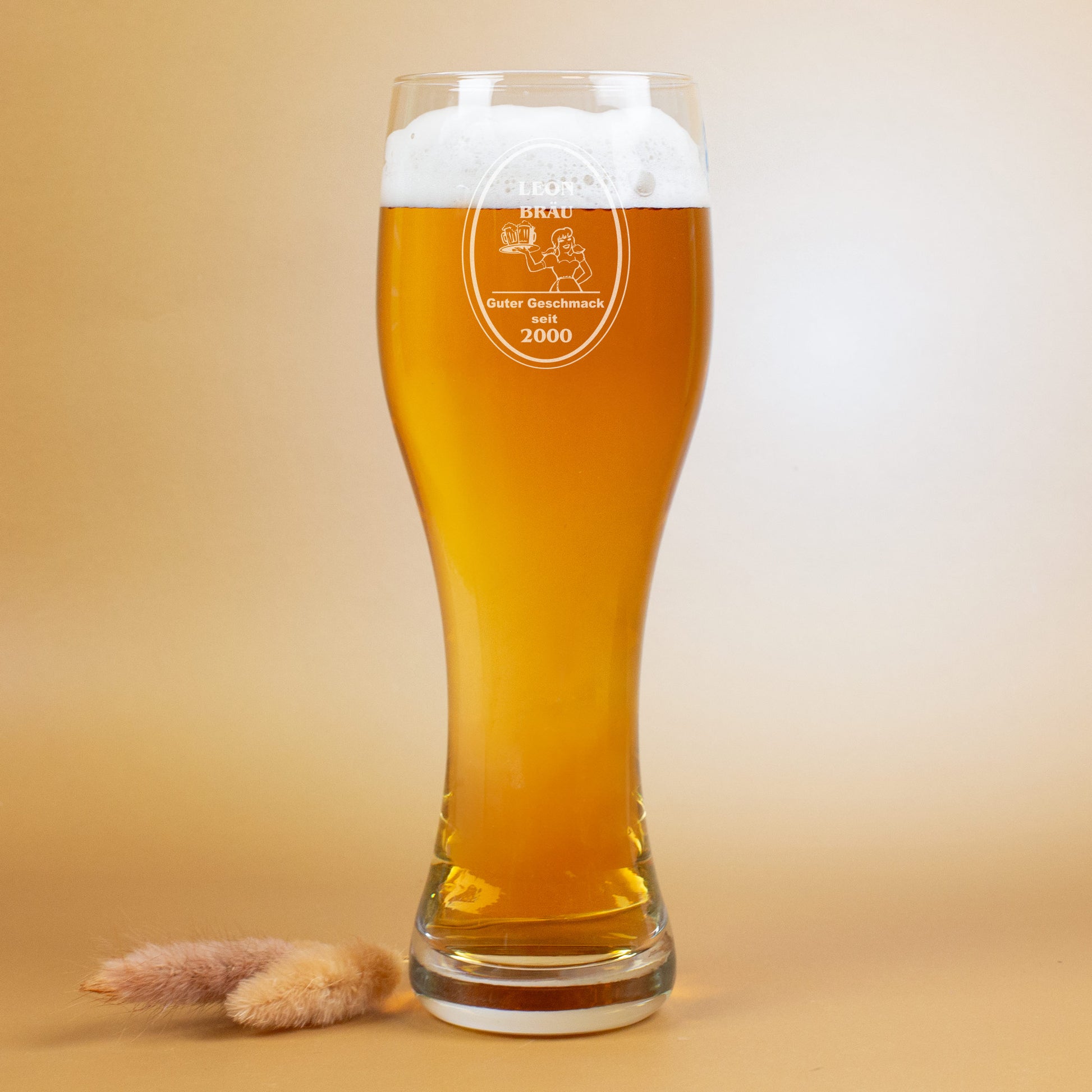 Gefülltes Weizenglas mit Gravur „Bräu – Guter Geschmack seit …“, personalisierbar mit Name und Jahr, auf hellem Hintergrund