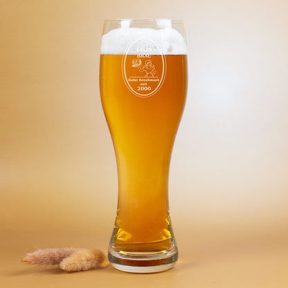 Gefülltes Weizenglas mit Gravur „Bräu – Guter Geschmack seit …“, personalisierbar mit Name und Jahr, auf hellem Hintergrund