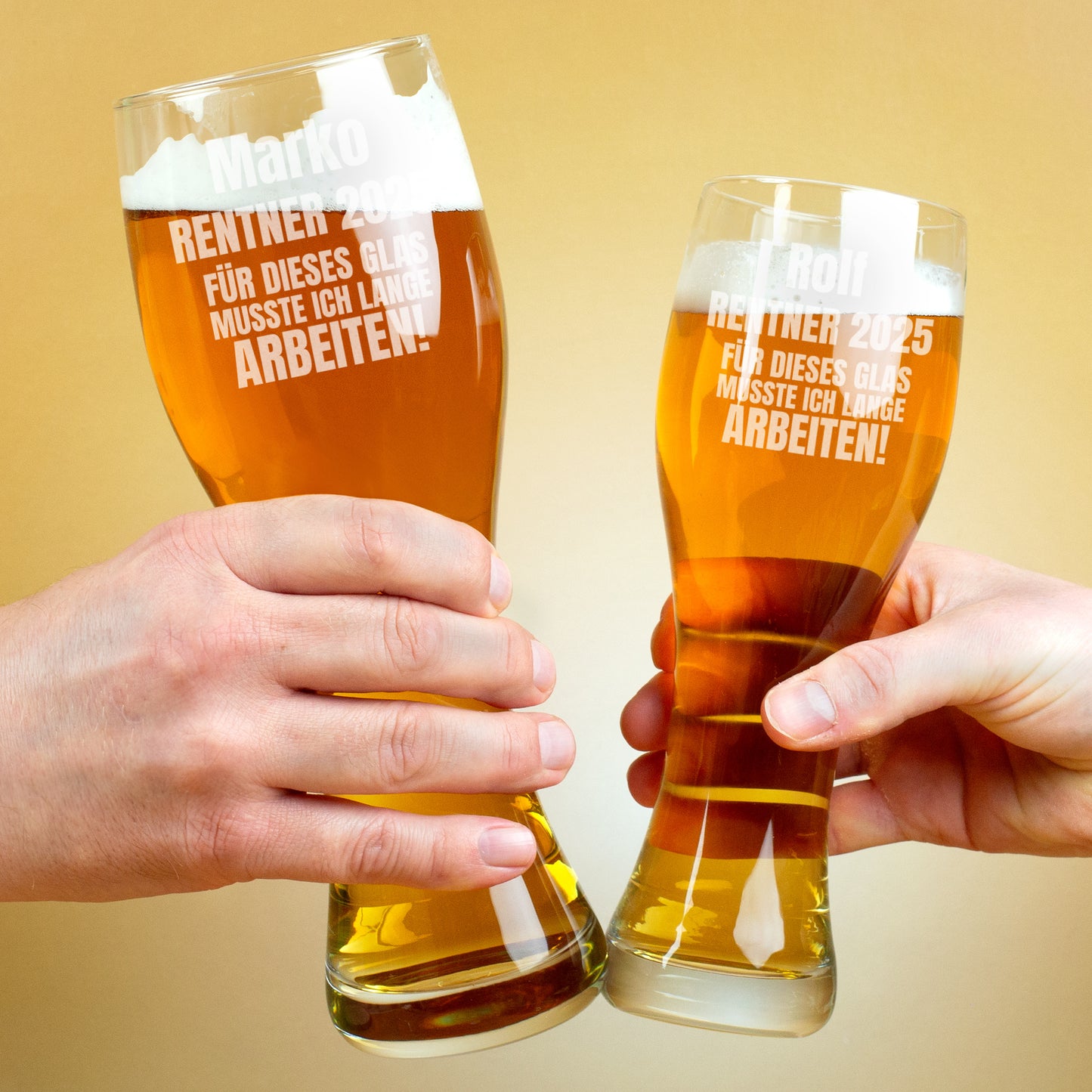 Zwei Hände stoßen mit gravierten Weizengläsern zur Rente an