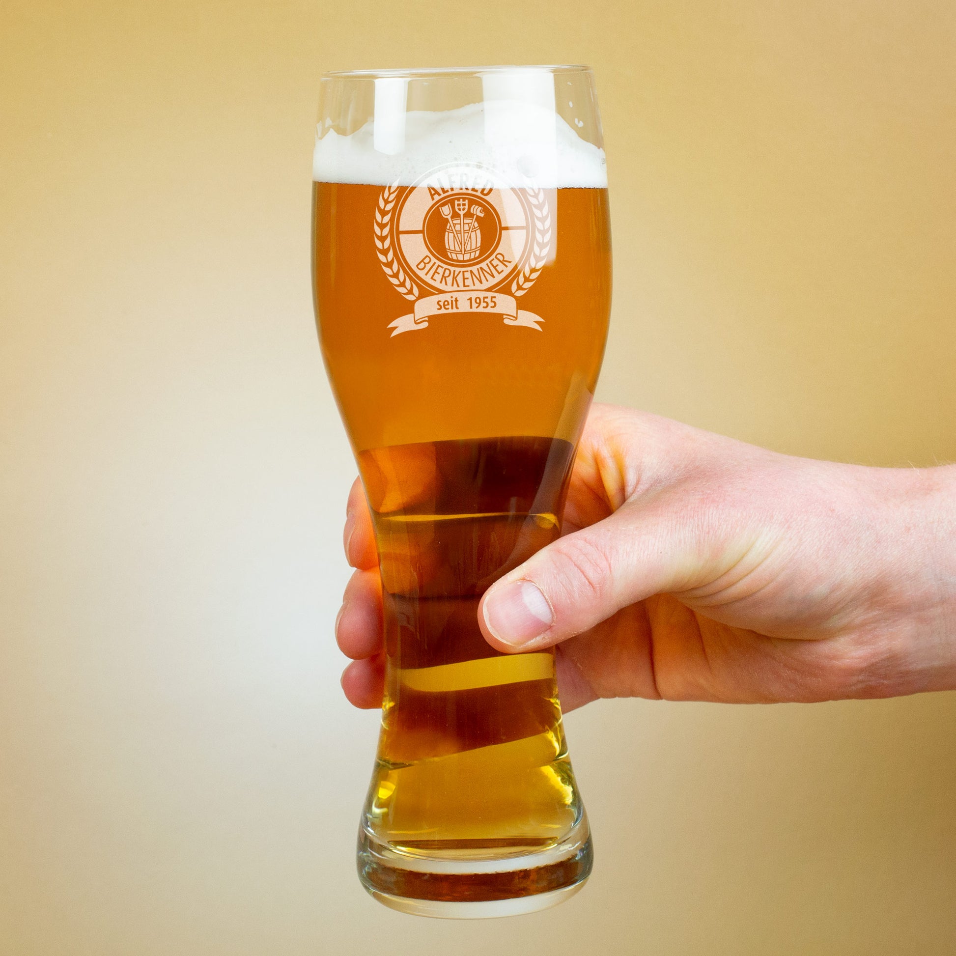 Hand hält graviertes Leonardo Bierglas mit Schaumkrone, Gravur „Bierkenner seit 1955“ sichtbar