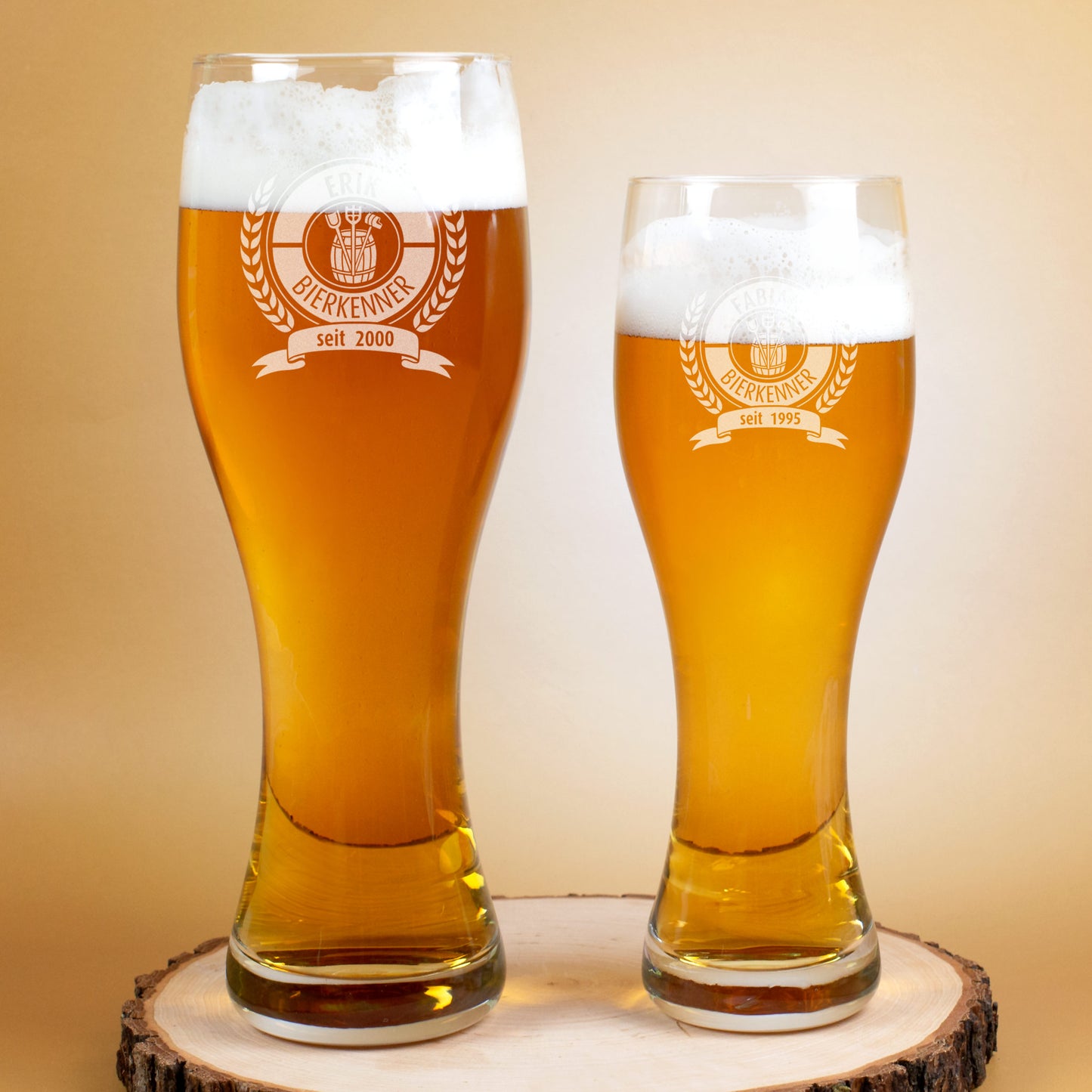 Zwei unterschiedlich große Leonardo Weizengläser mit Gravur „Bierkenner“, beide mit Bier gefüllt