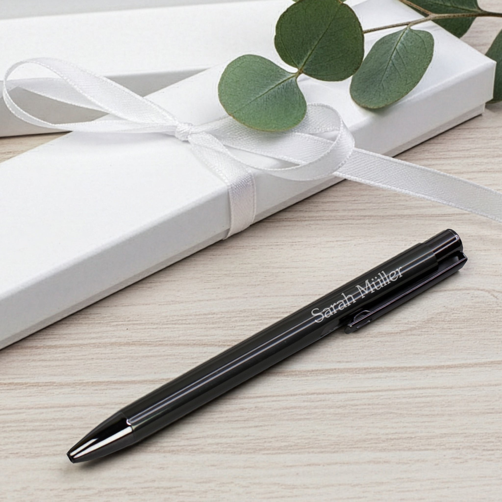 Kugelschreiber in Dunkelgrau mit Name graviert in Geschenkverpackung