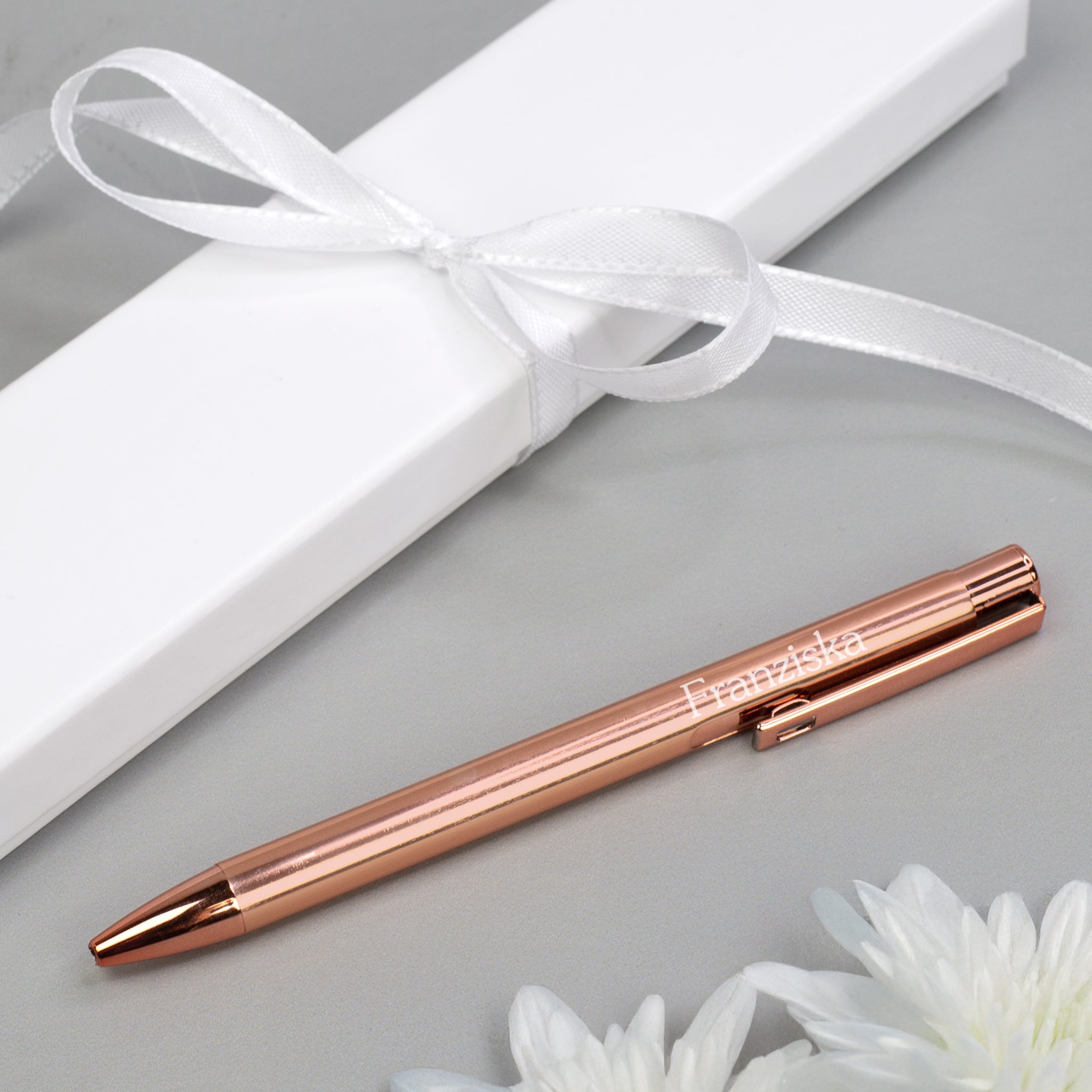 Kugelschreiber in rosé mit Name graviert in Geschenkbox