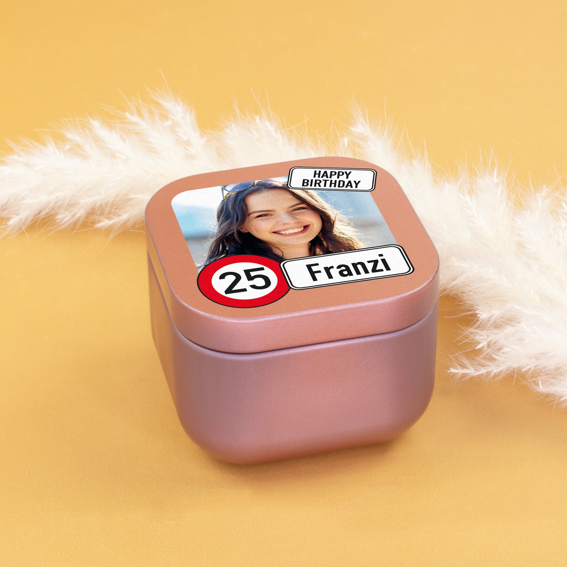 Roségoldene Mini Duftkerze mit personalisiertem Deckel, Foto, Alter 25 und Name Franzi im Verkehrszeichen Look