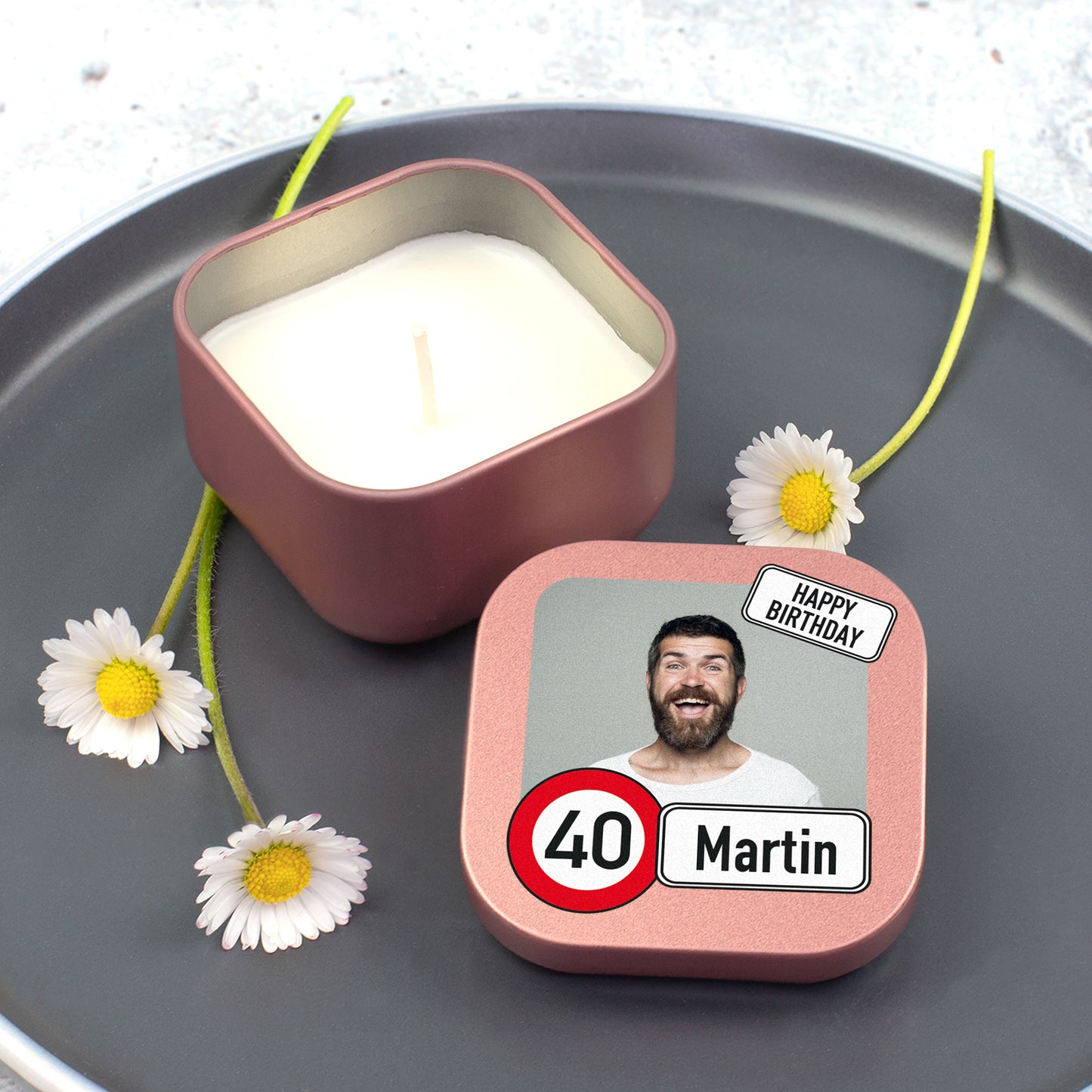 Roségoldene Mini Duftkerze mit Foto, Name Martin und Alter 40 auf Deckel, dekoriert auf schwarzem Tablett mit Blumen
