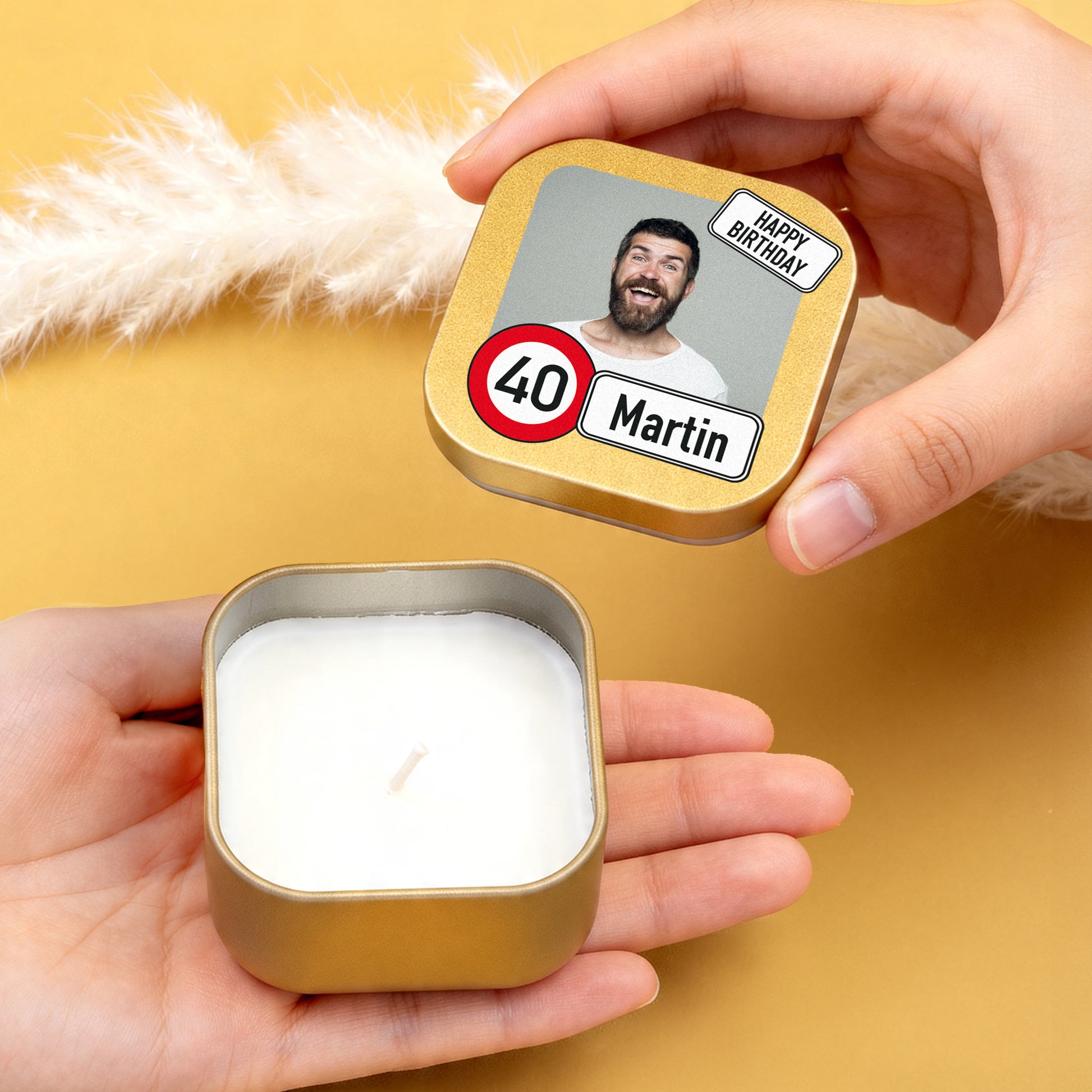 Goldene Mini Duftkerze mit geöffnetem Deckel und personalisiertem Deckel mit Foto, Name Martin und Alter 40 in den Händen
