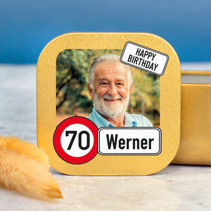 Goldene Mini Duftkerze mit Foto, Alter 70 und Name Werner auf personalisiertem Deckel vor blauem Hintergrund