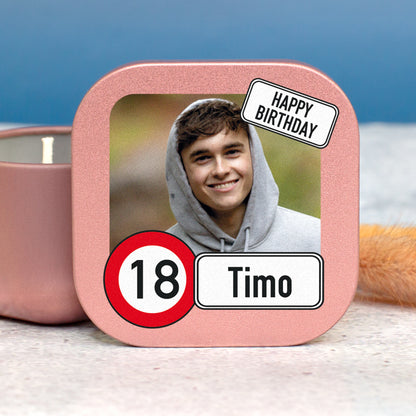 Roségoldene Mini Duftkerze mit Foto, Alter 18 und Name Timo im Verkehrszeichen Look vor blauem Hintergrund