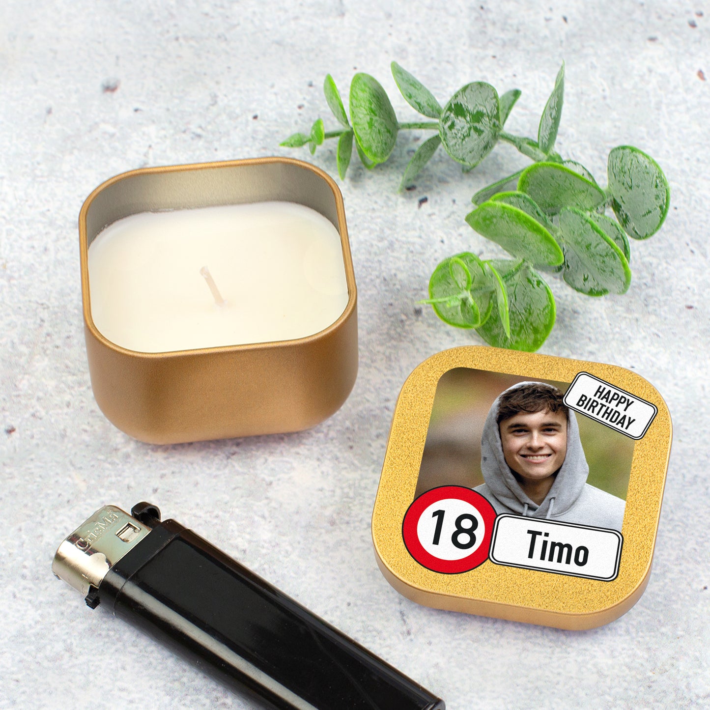 Goldene Mini Duftkerze mit geöffnetem Wachsbehälter, personalisiertem Deckel mit Name Timo und Feuerzeug