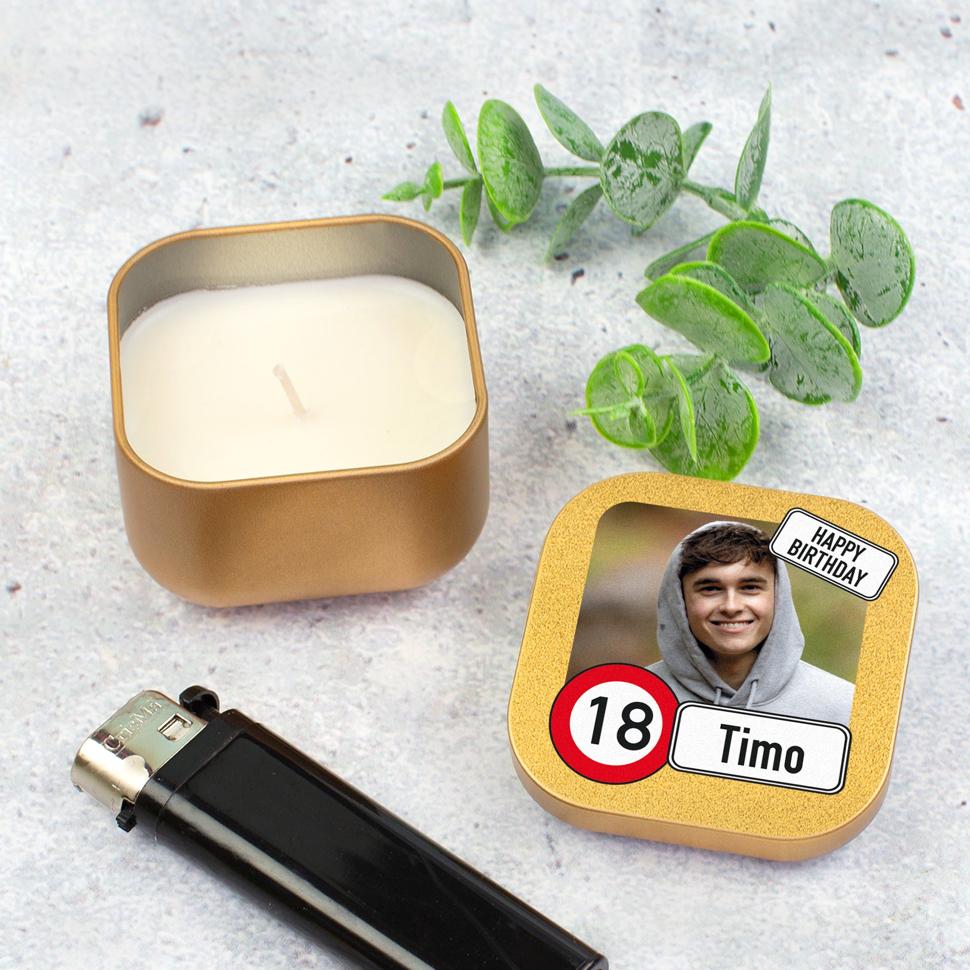 Goldene Mini Duftkerze mit geöffnetem Wachsbehälter, personalisiertem Deckel mit Name Timo und Feuerzeug