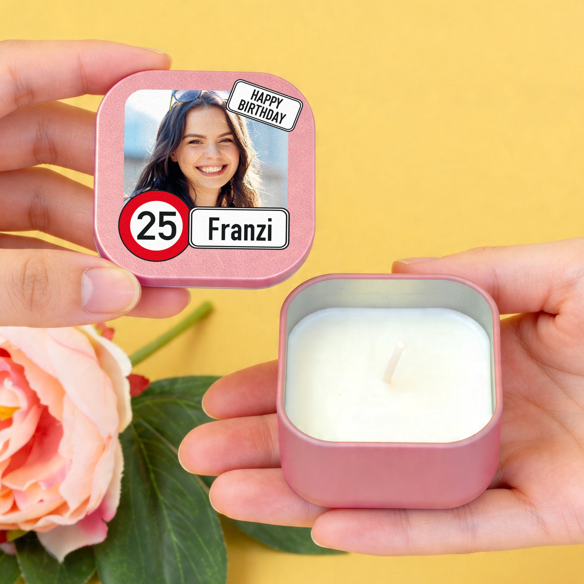 Roségoldene Mini Duftkerze mit geöffnetem Behälter und personalisiertem Deckel mit Foto, Alter 25 und Name Franzi in den Händen