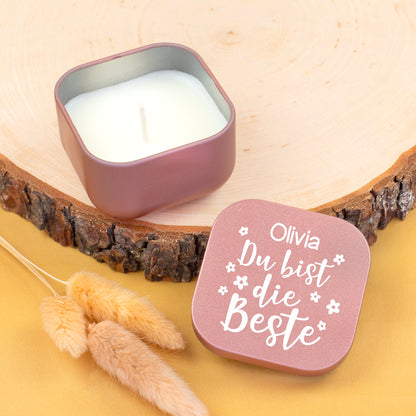 Roségoldene Duftkerze mit Vanilleduft auf gelbem Hintergrund, Deckel personalisiert mit „Olivia Du bist die Beste“