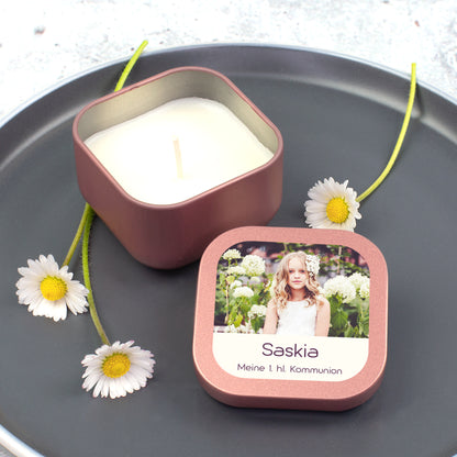 Roségoldene Mini Duftkerze mit Foto, Name Saskia und Kommunion Wunschtext als Tischdeko mit Blumen