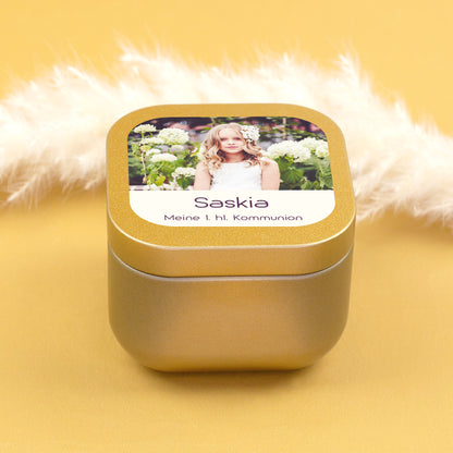Goldene Mini Duftkerze mit Foto, Name Saskia und Wunschtext zur Kommunion auf dem Deckel