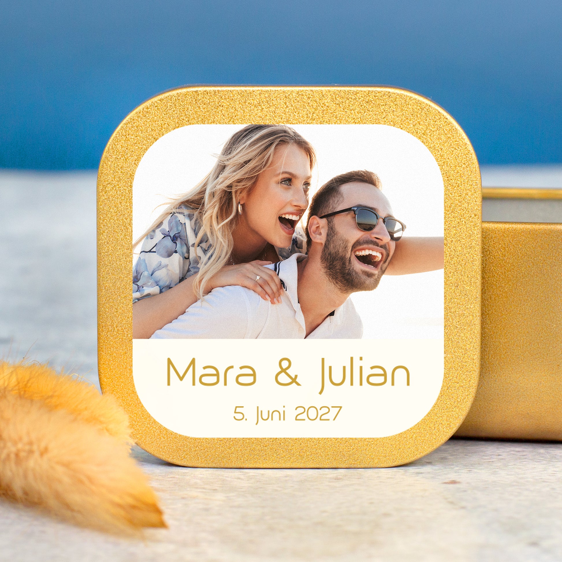 Goldener Deckel einer Mini Duftkerze mit Foto, Namen Mara und Julian und Datum als Hochzeitsgeschenk