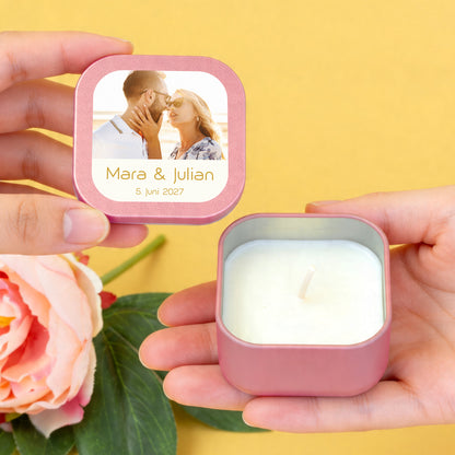 Roségoldene Mini Duftkerze mit geöffnetem Wachsbehälter und Deckel mit Foto, Namen Mara und Julian und Datum