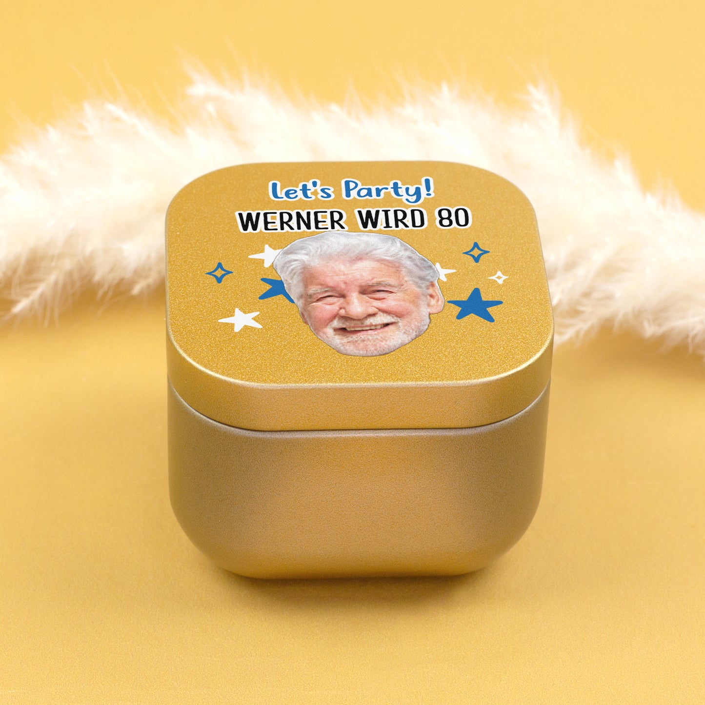 Goldene Duftkerze mit Foto, Name und Geburtstagstext auf dem Deckel