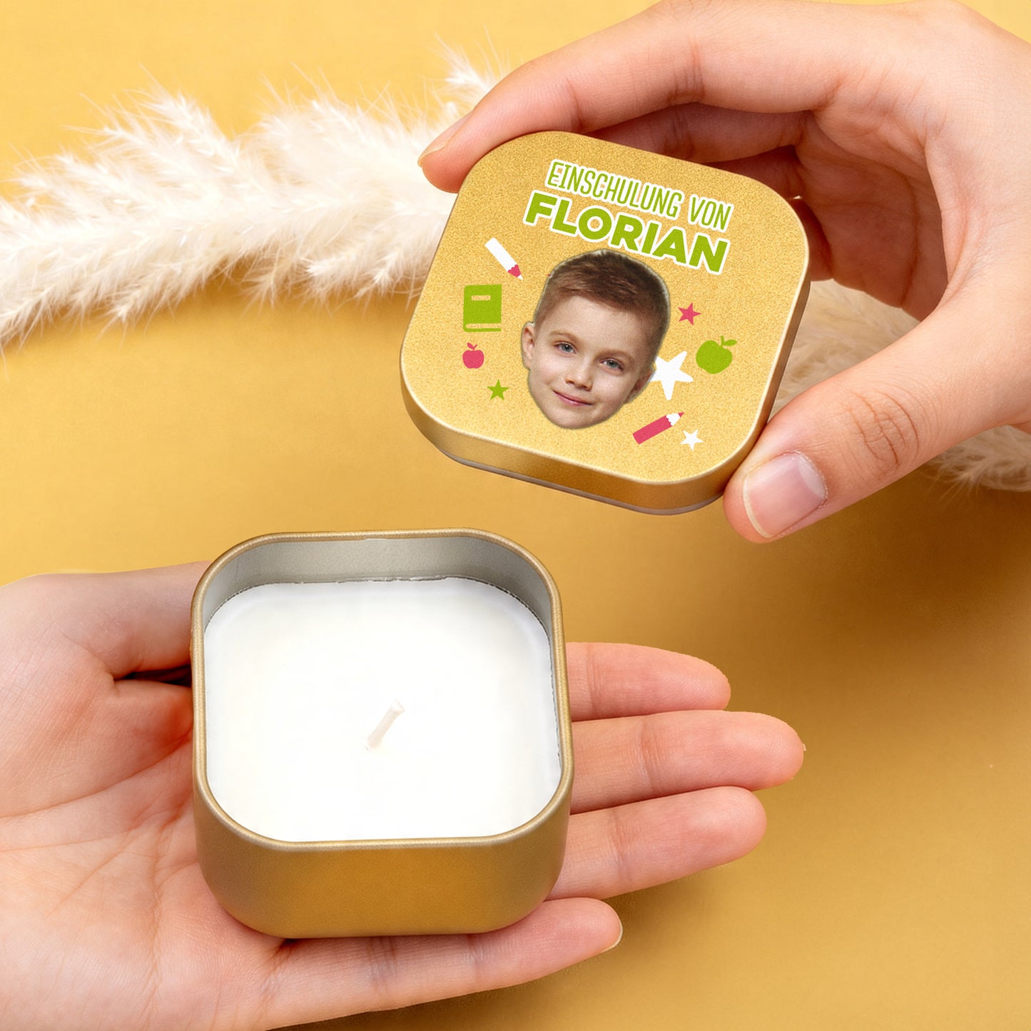Personalisierte Mini Duftkerze zur Einschulung mit Foto, Name und Schulmotiv auf goldener Dose