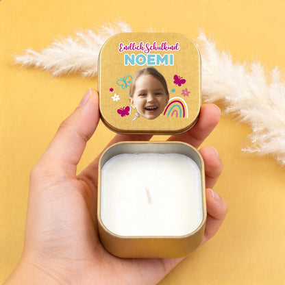 Duftkerze als Gastgeschenk zur Einschulung mit Foto, Name und buntem Schulmotiv