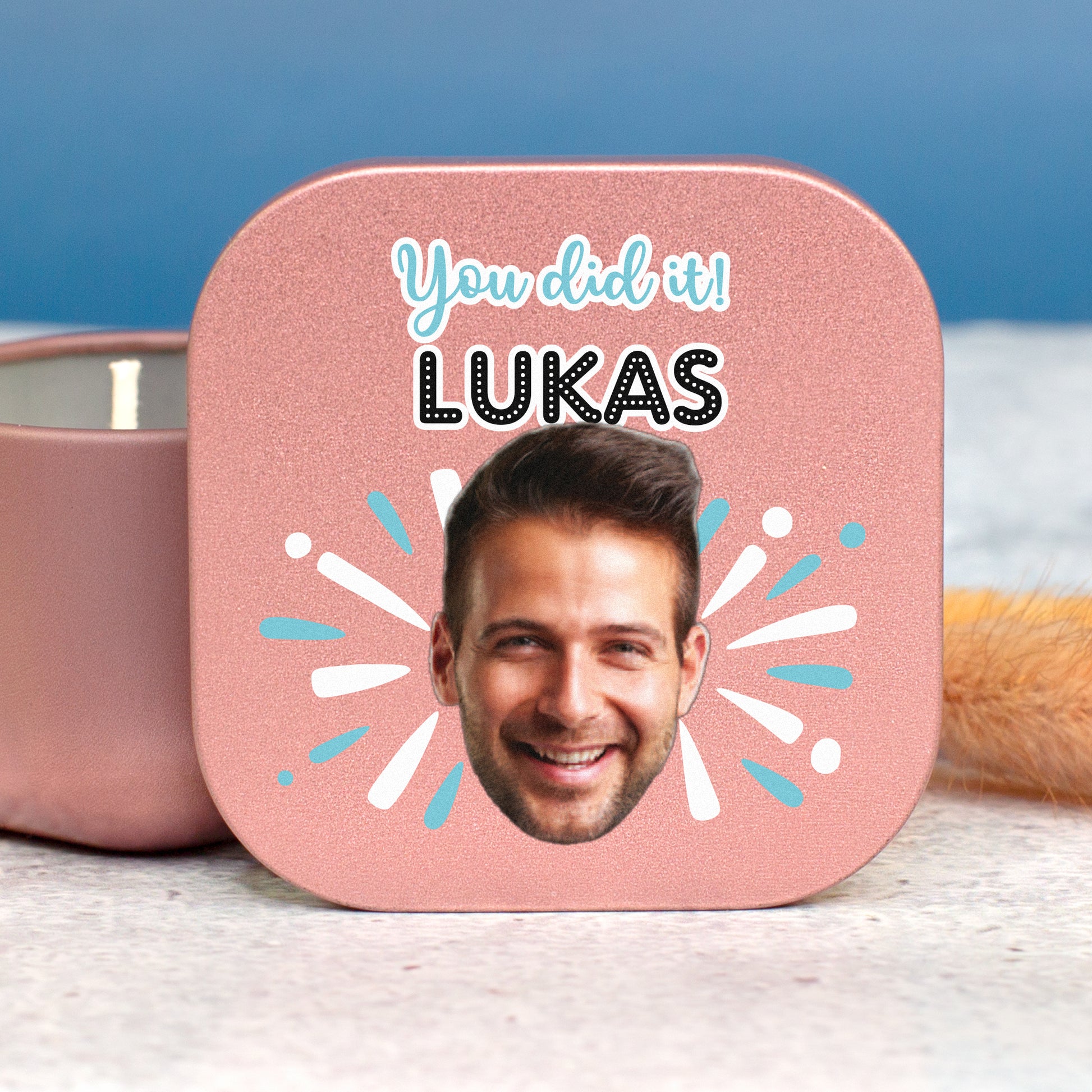 Roségoldene Mini Duftkerze mit Foto, Wunschtext und Blumenmotiv auf dem Deckel
