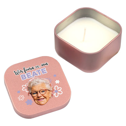Duftkerze in Roségold mit personalisiertem Foto-Motiv und geöffnetem Metalldeckel