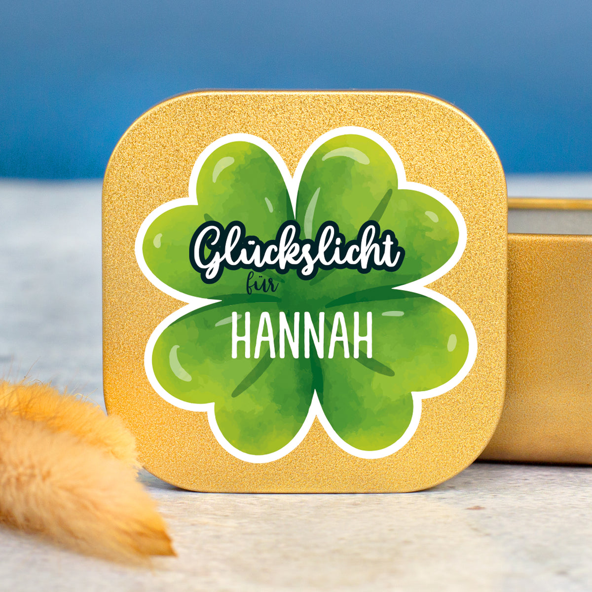 Goldener Deckel der Glückslicht Duftkerze mit Kleeblatt und Name Hannah